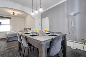 Beautiful Spacious four bedroom house with parking for 2 cars, 5 minute walk to southend station